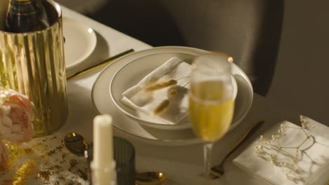 Gedeckter-Tisch-Für-Das-Essen-Bei-Der-Hochzeitsfeier-Mit-Champagner-Im-Eiskübel-1